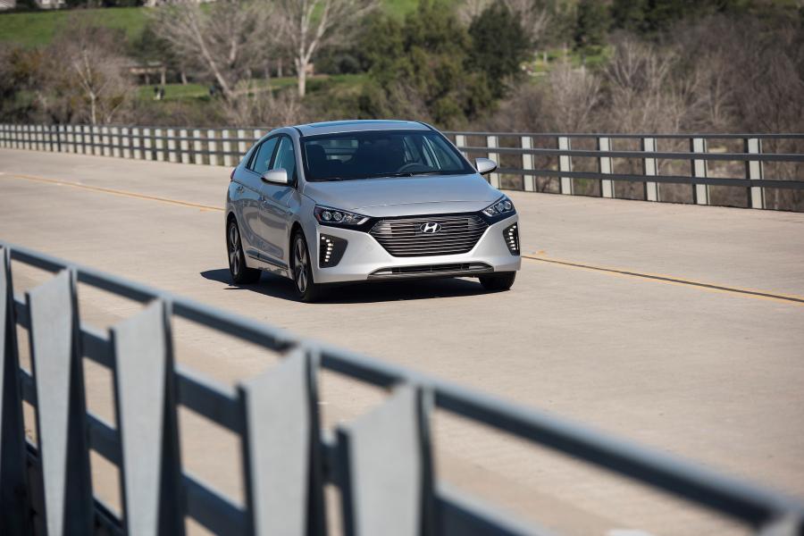  Hyundai IONIQ plug-in hybrid 2017 года  (NA) (фото 14 из 17)